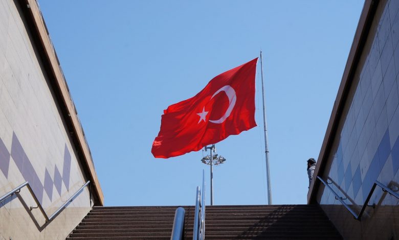 Alt Geçitten Görülen Türk Bayrağı
